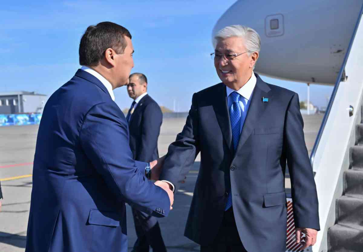 Трусики мен көкірекше киген қыз