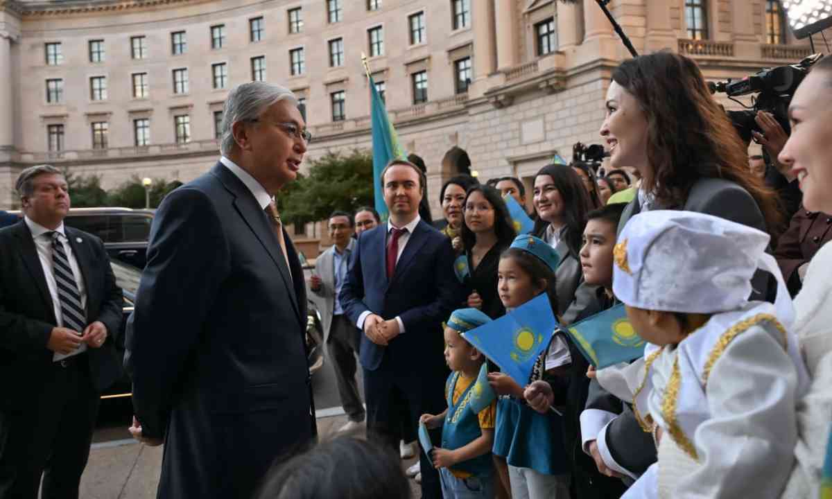 Тоқаевты АҚШ-та оқитын қазақ студенттері қарсы алды