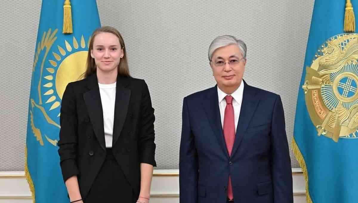 Мемлекет басшысы Елена Рыбакинаны тарихи жеңісімен құттықтады