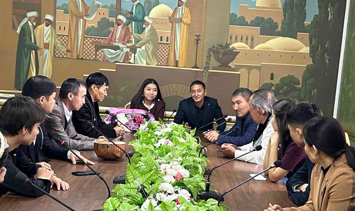 Қола домбыра иегері Інжу Жаңабайды жамбылдық айтыскерлер құттықтады