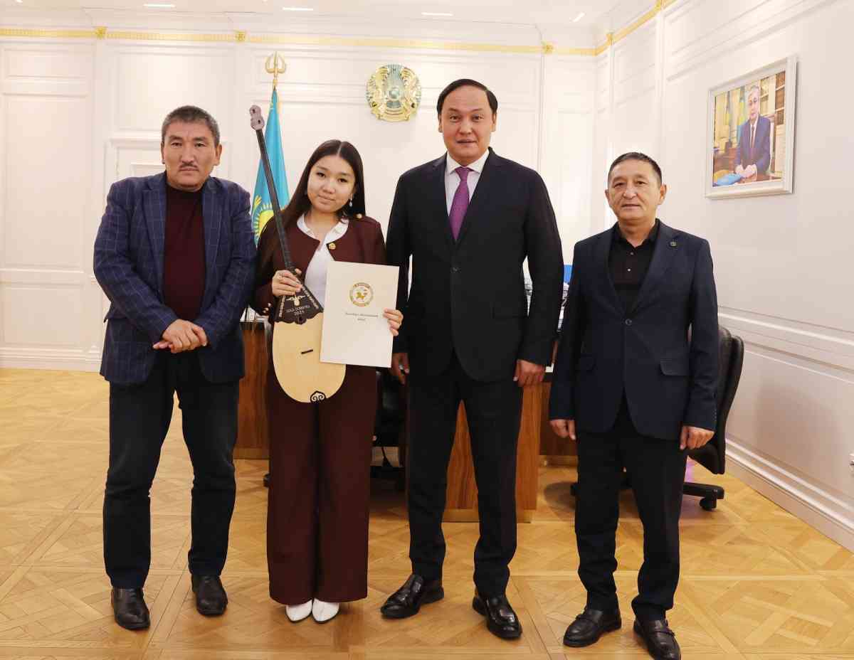 Облыс әкімі тараздық жас айтыскер ақын Інжу Жаңабаймен кездесті