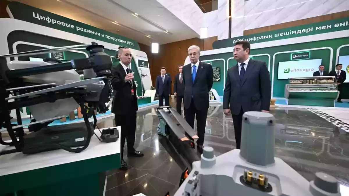 Мемлекет басшысы ауыл шаруашылығындағы цифрлық шешімдер көрмесін аралап көрді