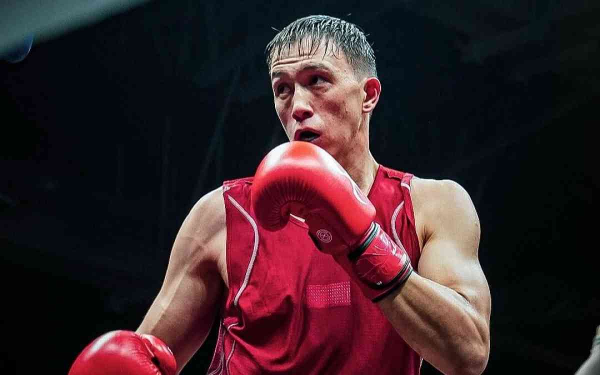 Сұлтанбек Айбарұлы ақтық кезеңде Өзбекстан боксшысын жеңіп, чемпион атанды