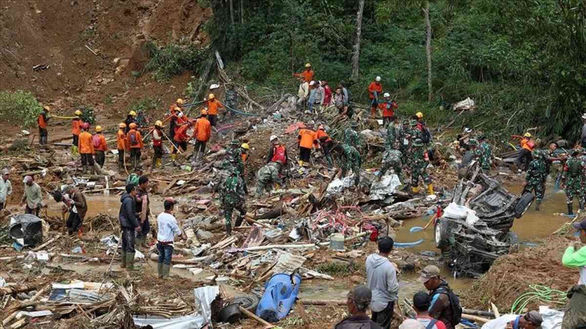 Индонезиядағы су тасқынының салдарынан 200-ге жуық адам қаза тапты