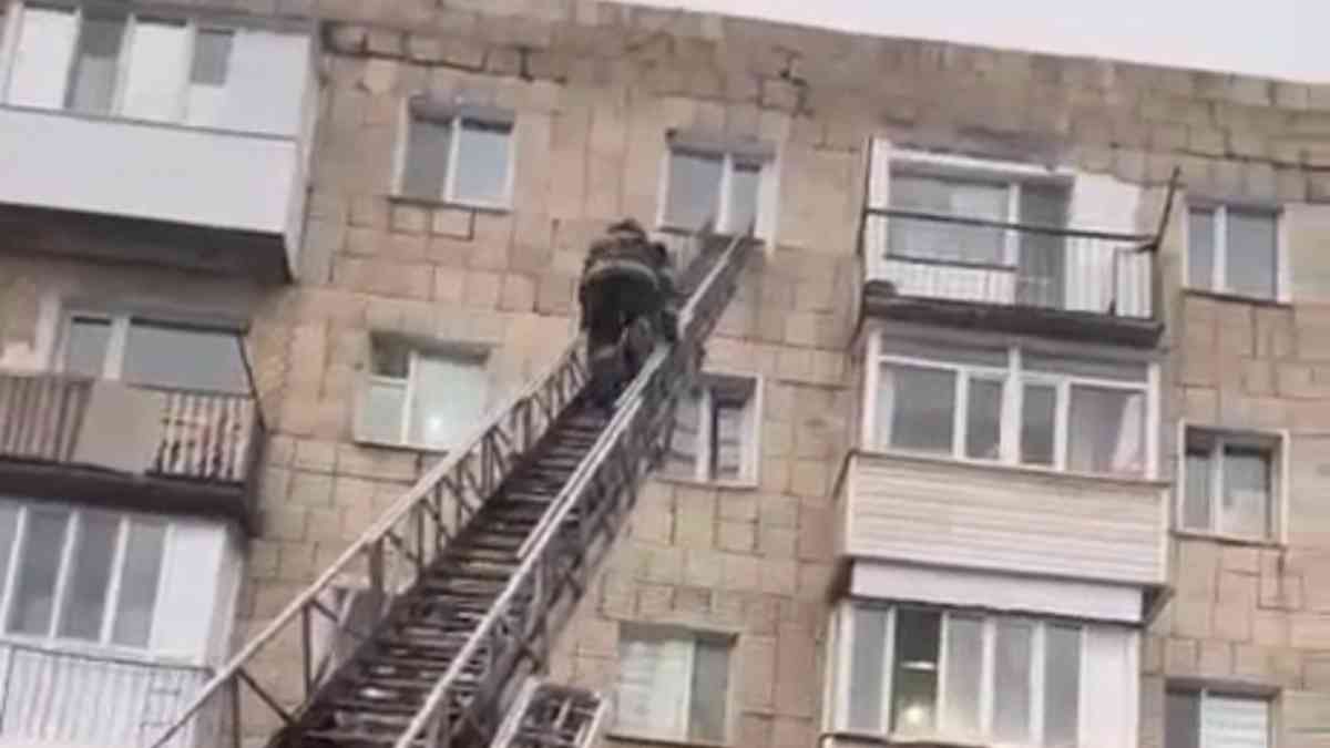 ТЖМ құтқарушылары пәтерде қамалып қалған балаларды құтқарып қалды