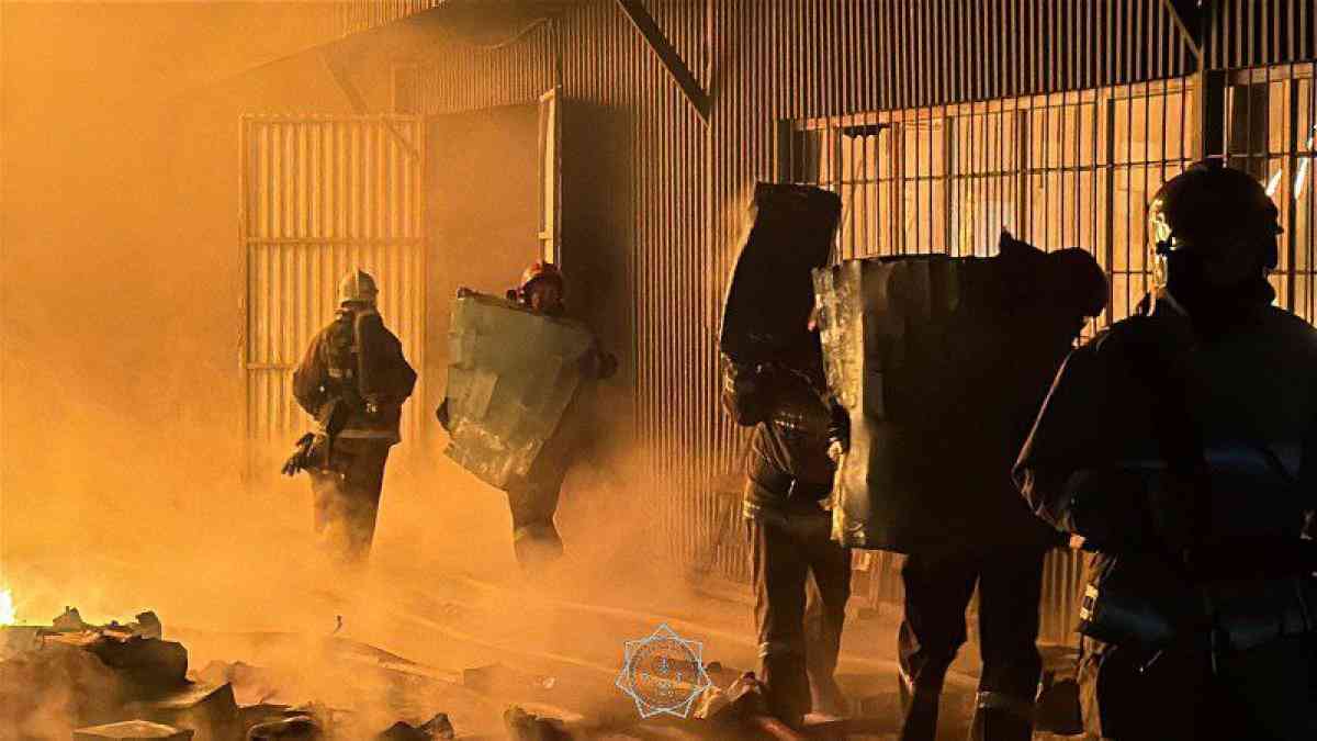 Алматыдағы қоймалардың бірінен ірі өрт шықты