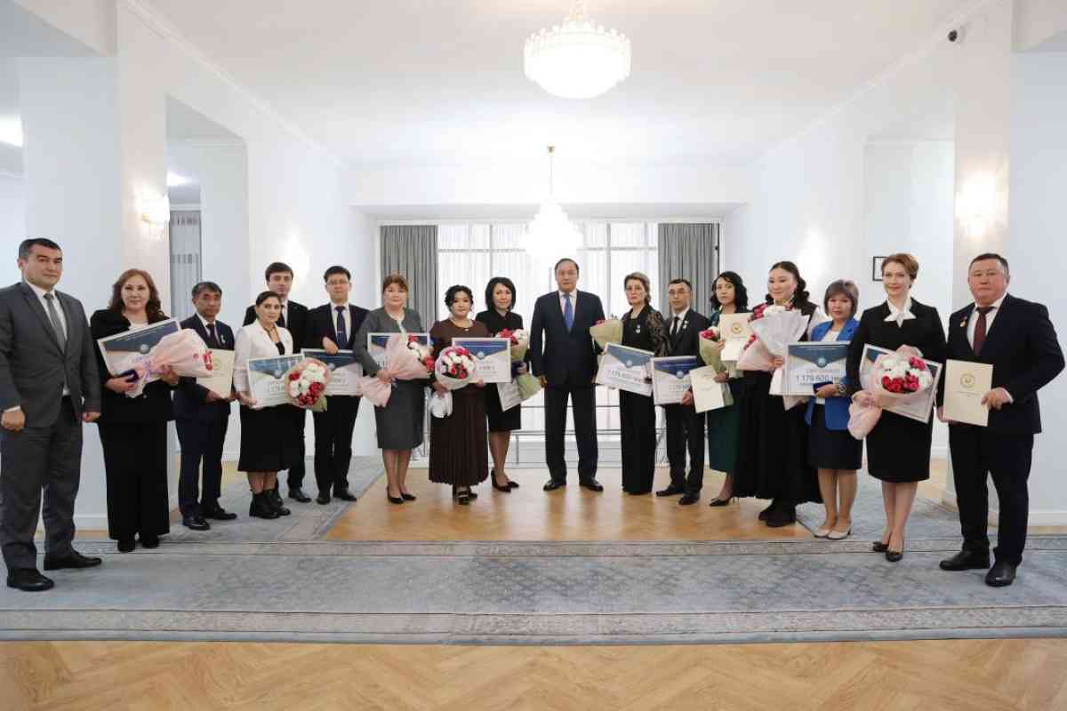 Облыс әкімі үздік педагогтерді марапаттады