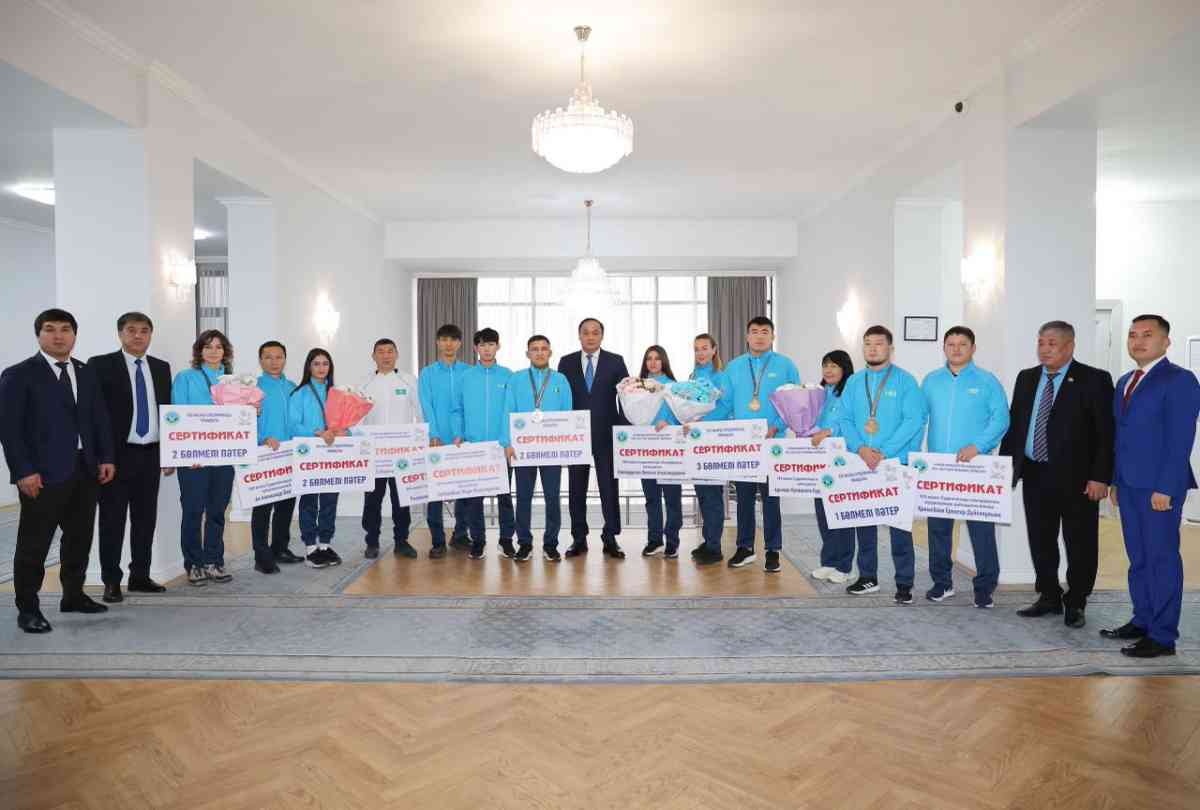 Облыс әкімі XXV жазғы Сурдлимпиада ойындарының жеңімпаздарына пәтер сертификатын табыстады