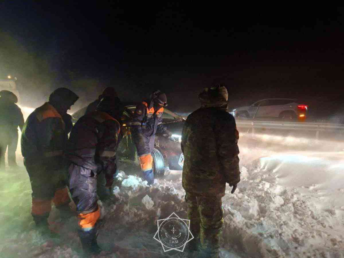 Құтқарушылар қар құрсауында қалған 88 адамды эвакуациялады