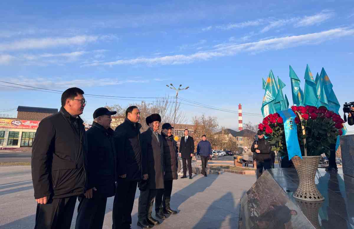 Тәуелсіздік күні: Жамбылдықтар монументке гүл шоқтарын қойды