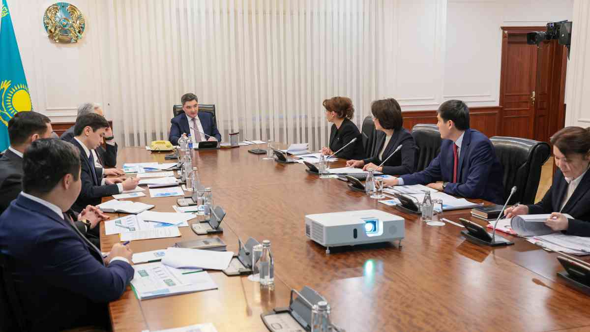 Олжас Бектенов денсаулық сақтау саласын цифрландыру мәселесі бойынша кеңес өткізді