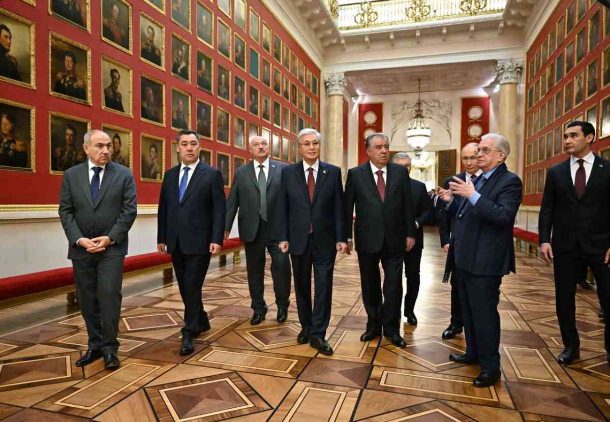 Қасым-Жомарт Тоқаев Санкт-Петербургте Эрмитажды аралады