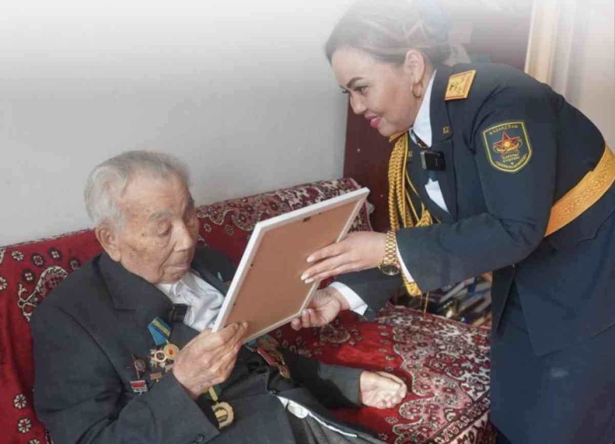 Әскери қызметшілер 103 жасқа толған соғыс ардагерін арнайы құттықтады