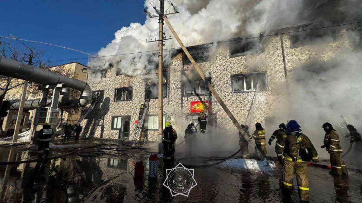 Елордада 3 қабатты ғимарат өртеніп жатыр