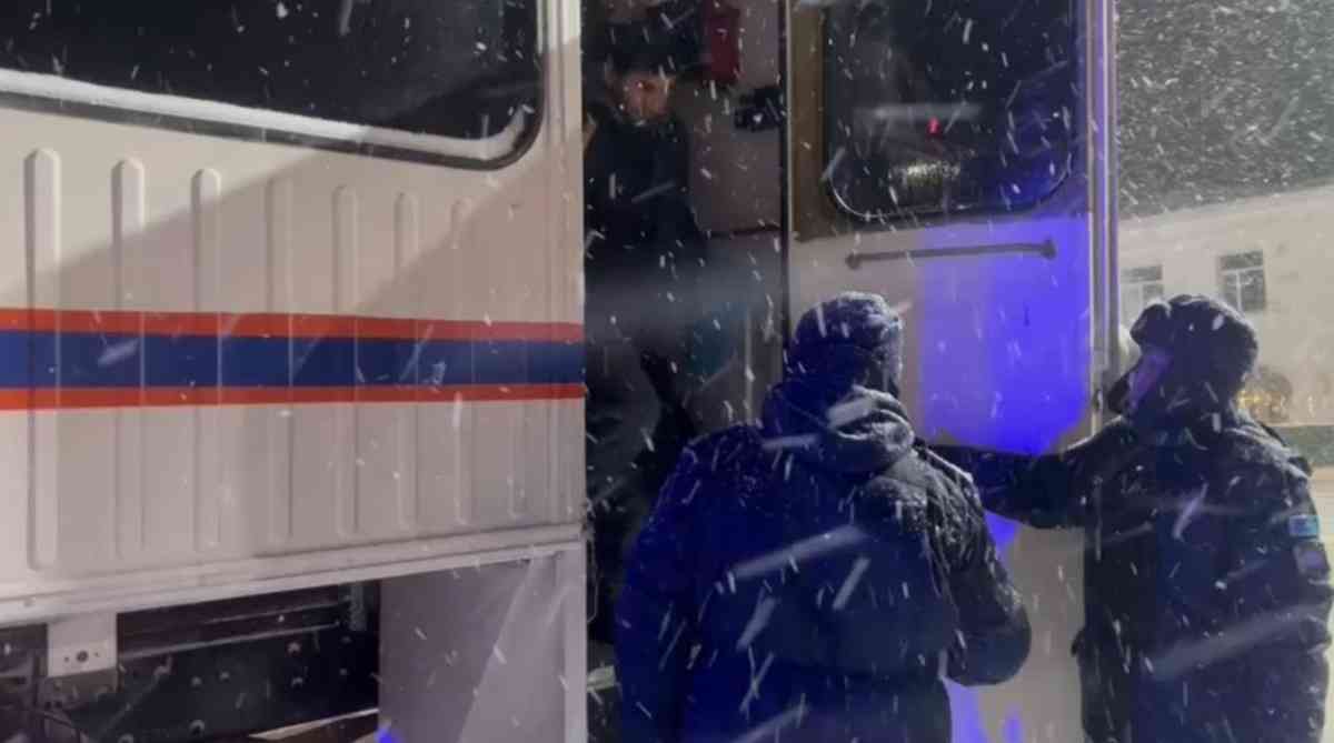 Қолайсыз ауа райы: ТЖМ 242 адамды құтқарып, жүздеген жолаушыны эвакуациялады
