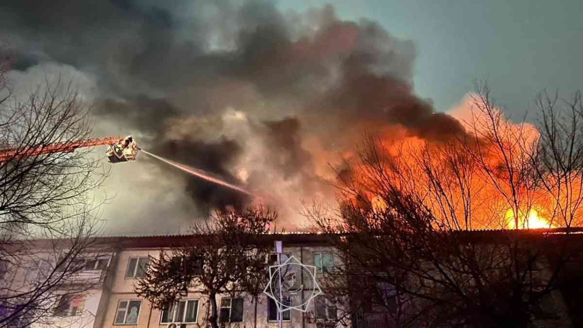 Таразда бес қабатты тұрғын үйден өрт шығып, 100 адам эвакуацияланды