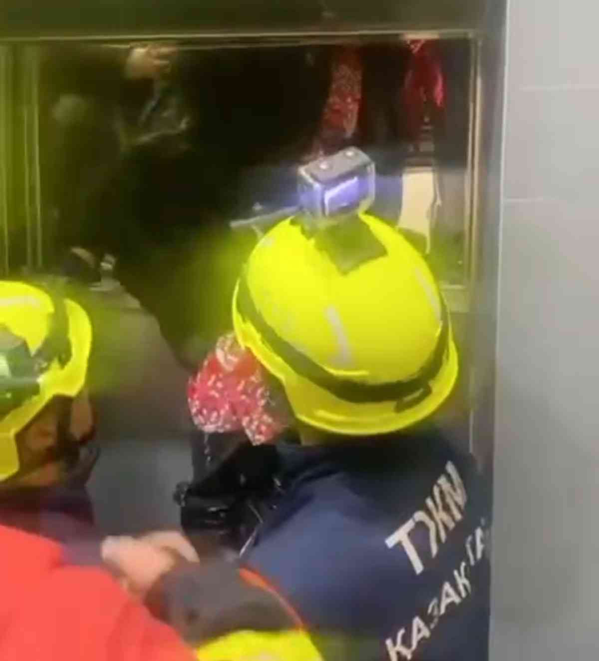 Астанада лифтке қамалып қалған 11 адам құтқарылды