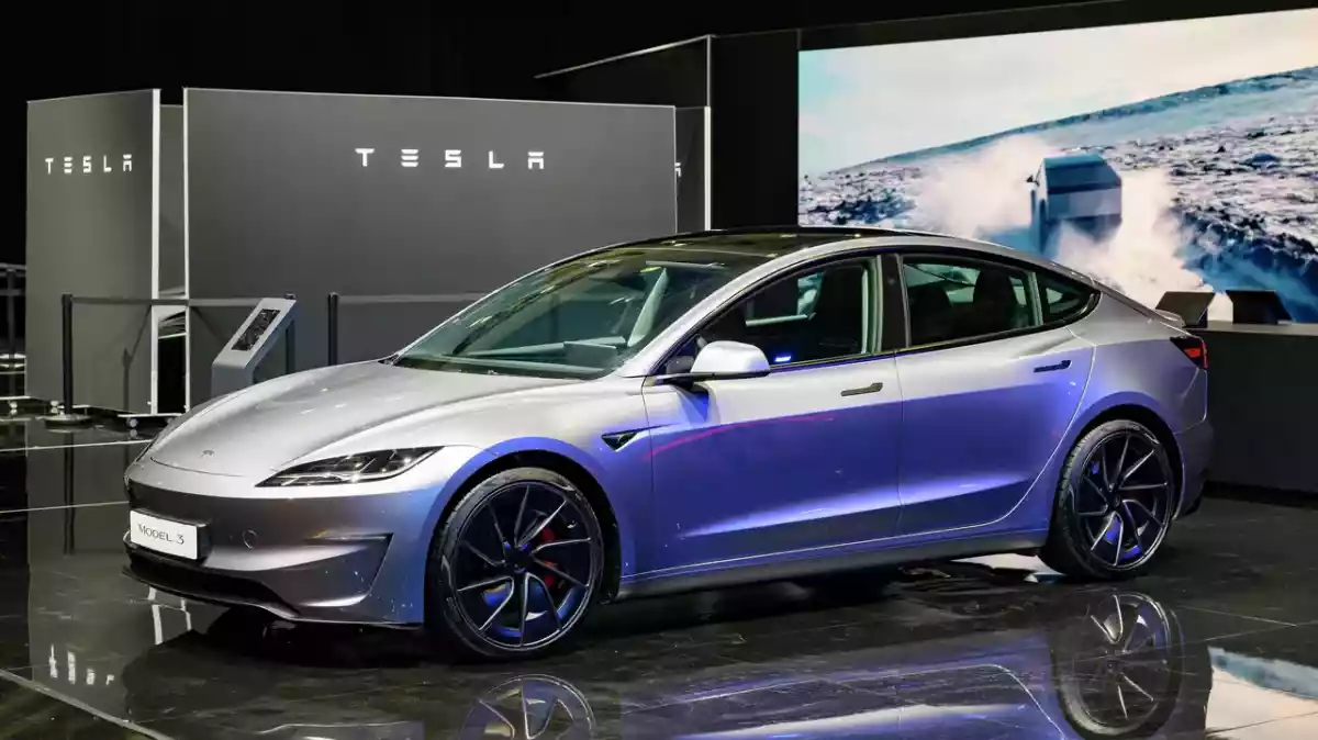 Tesla әлемдегі ең ірі электромобиль өндірушісі атағынан айырылды