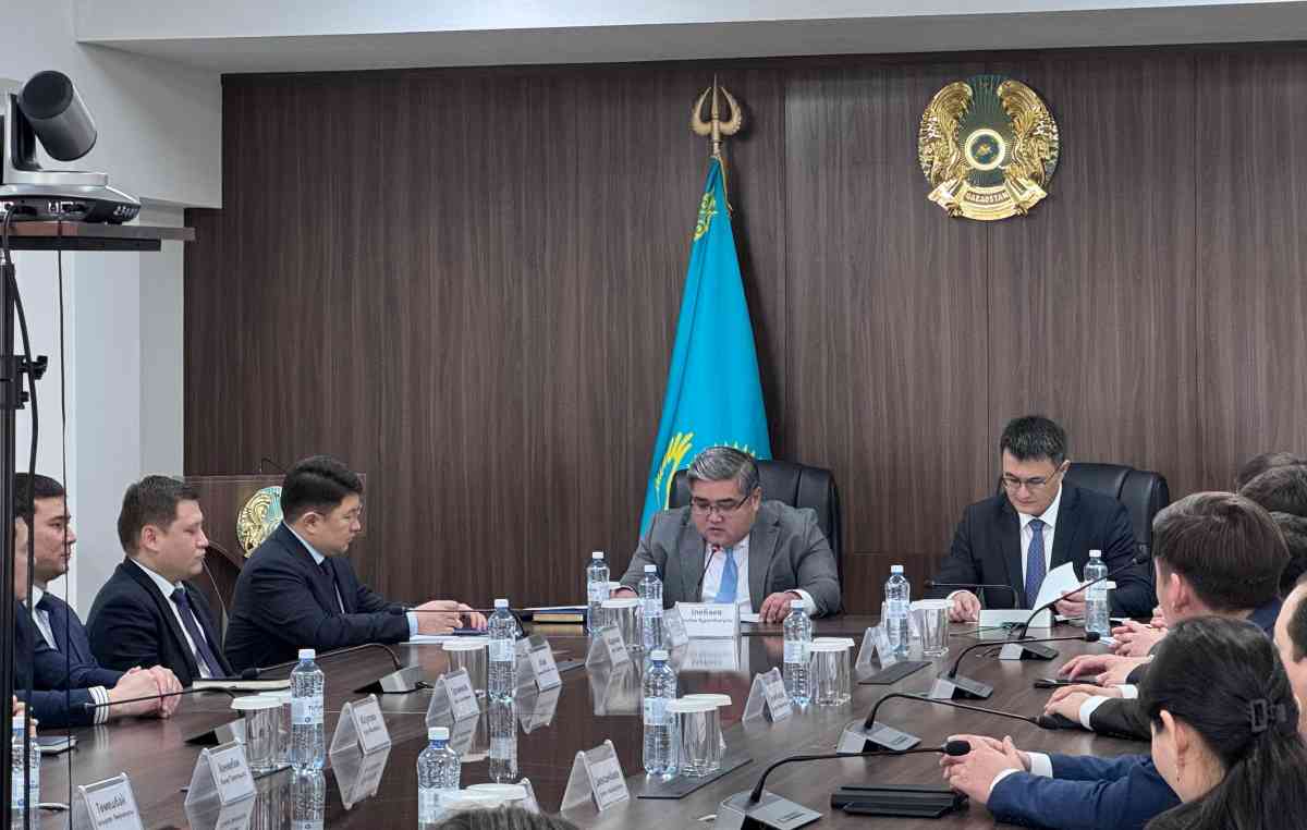 Азамат Жолманов Мемлекеттік басқару академиясының түлектерімен кездесті