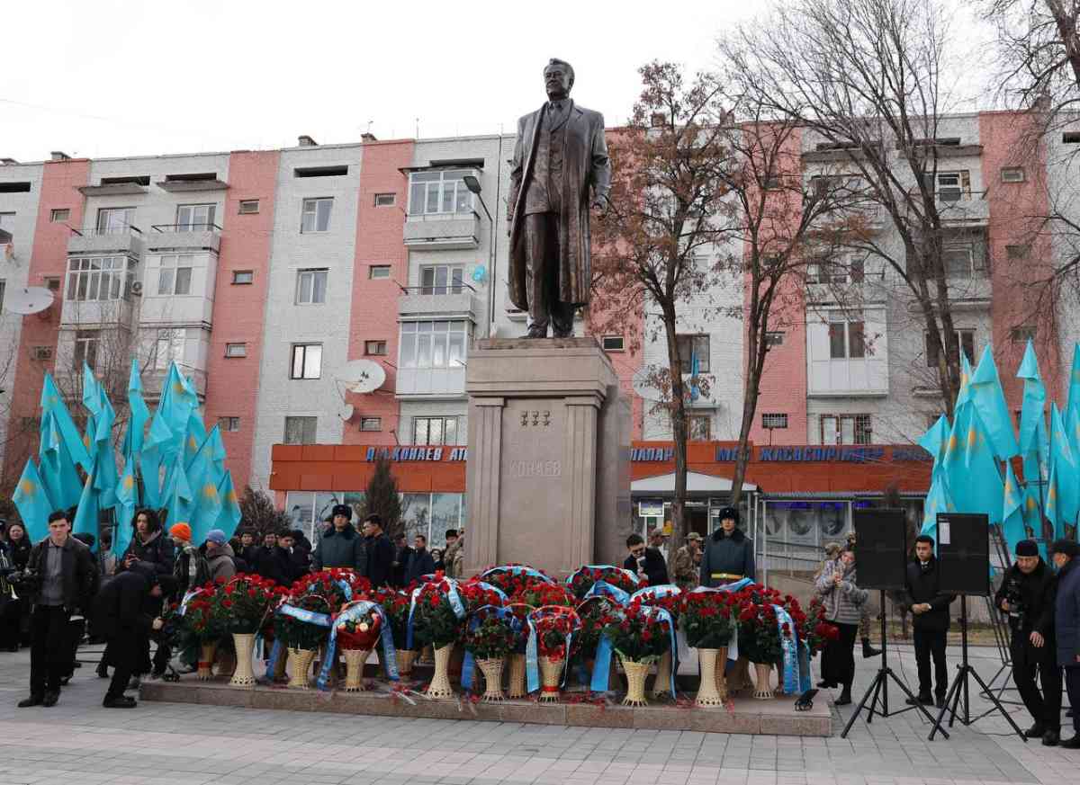 Дінмұхамед Қонаевтың ескерткішіне гүл шоқтары қойылды