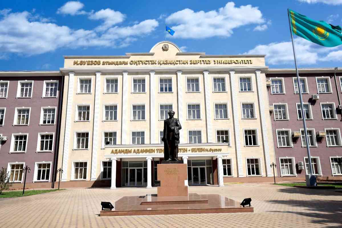 Университет басшылығы 200 мың теңгенің креслосын 20 млн теңгеге сатып алған