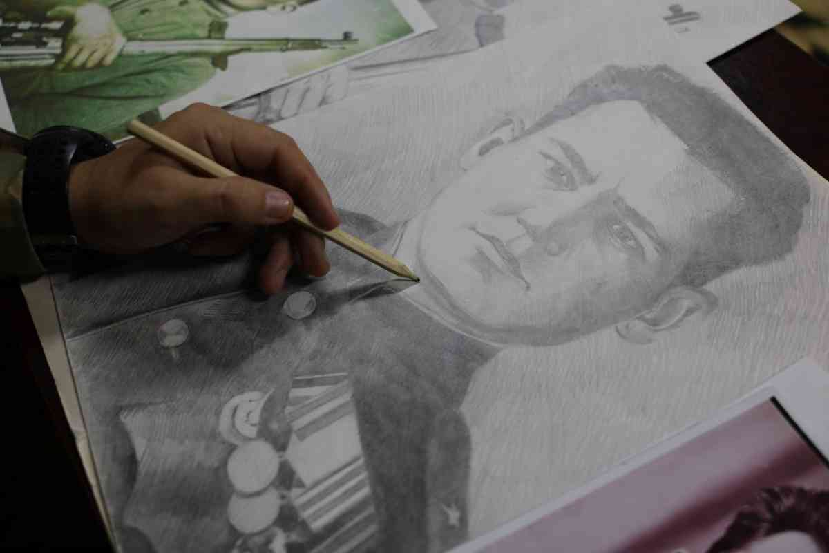 Ерлікке тағзым: сарбаз салған батырлар портреттері Ұлттық ұлан музейіне қойылды