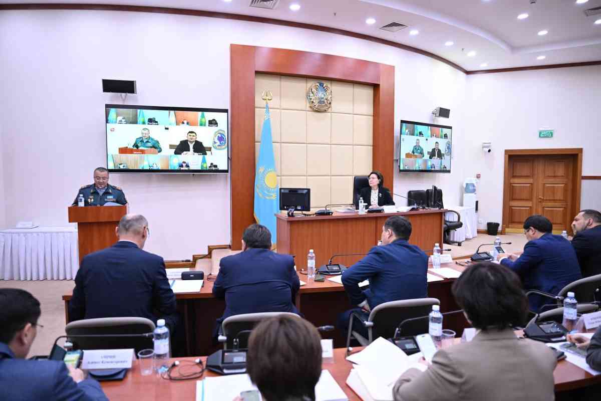 Мәжілісте мерзімді әскери қызметке шақыру жүйесін жетілдіру мәселелері талқыланды