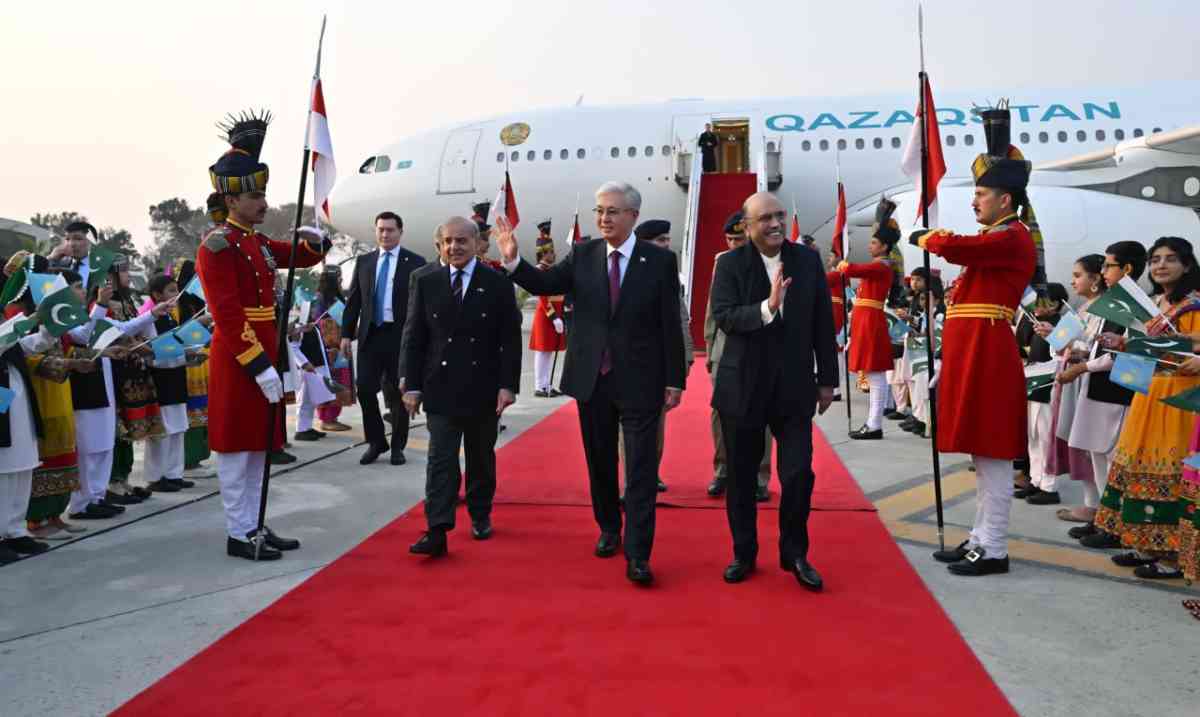 Мемлекет басшысын Исламабад әуежайында Президент Асиф Али Зардари қарсы алды