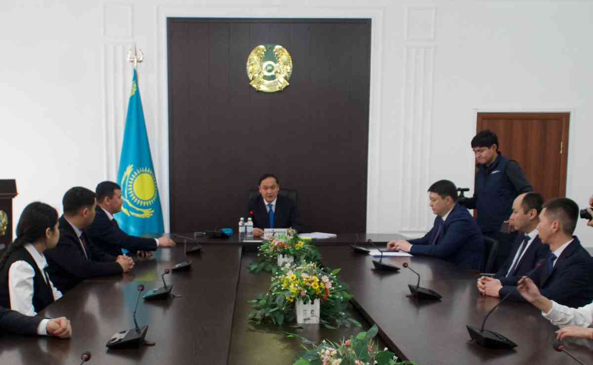 Ербол Қарашөкеев Меркі жастарымен жаңа Ата Заң жобасын талқылады