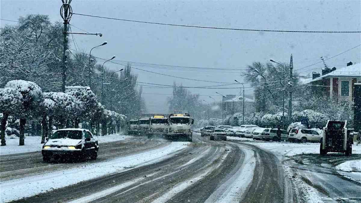 Жамбылда қар тазалау жұмыстары күшейтілді: Әкімдік мәлімдеме жасады