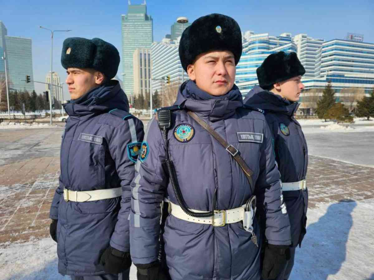 Ұлттық ұлан жауынгерлері жанып жатқан үйден газ балонын алып шықты