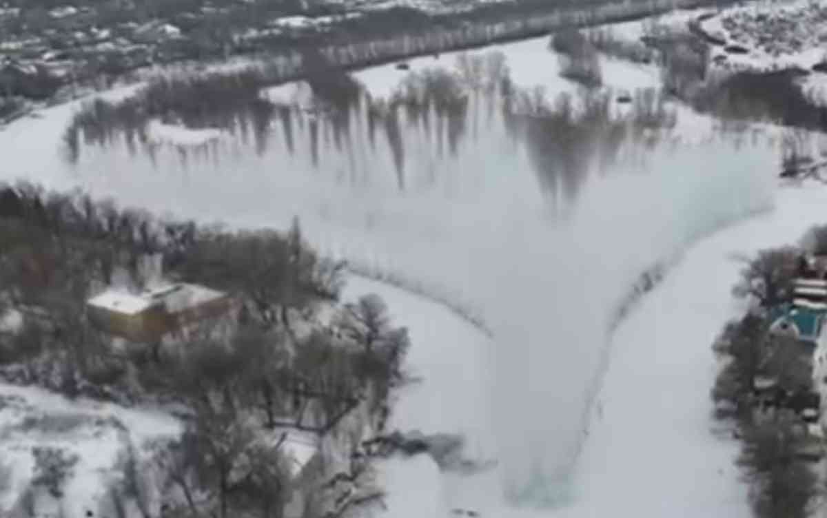 Батыс Қазақстанда су тасқынына қарсы мұз жару жұмыстары жүргізілді