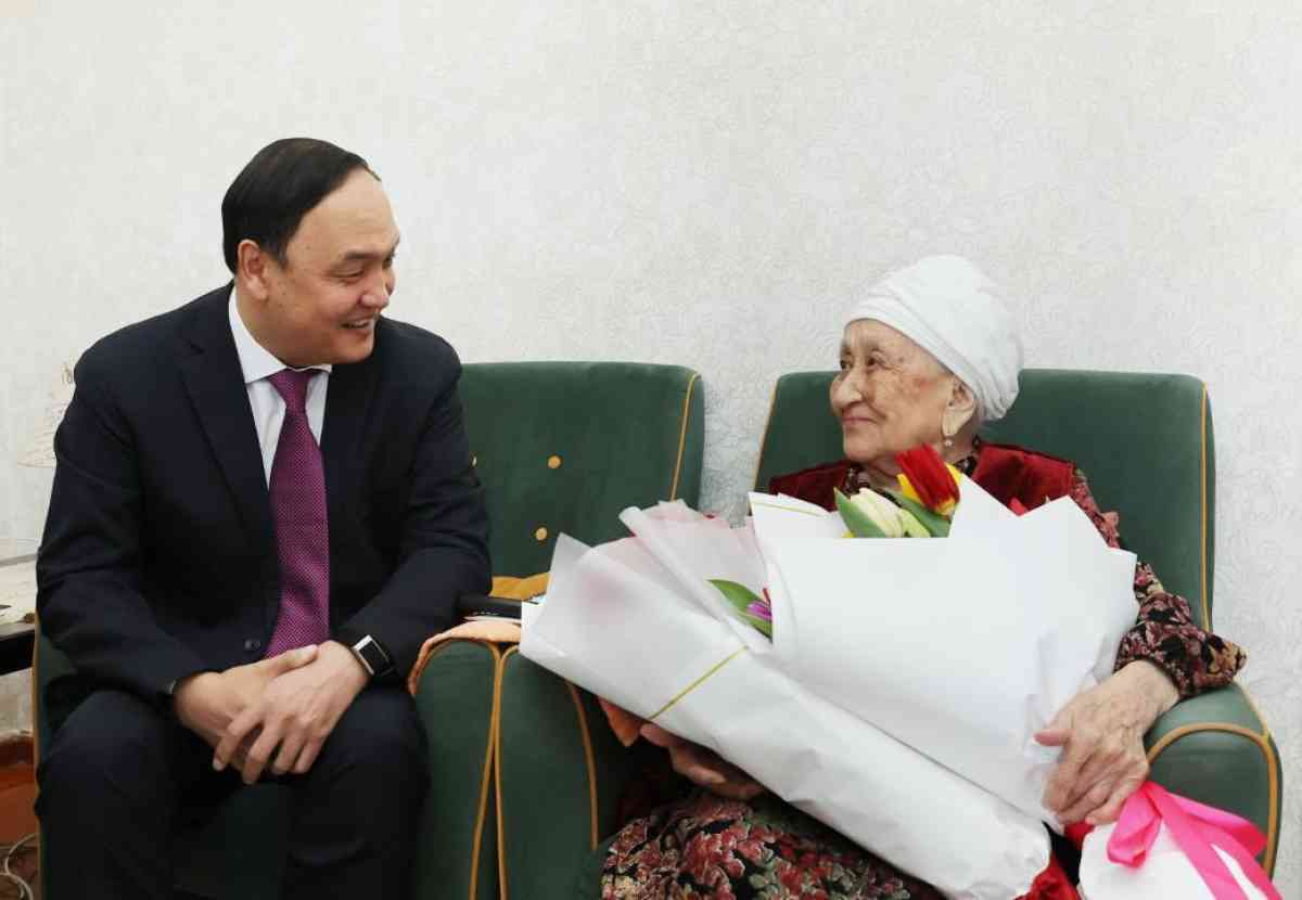 Ербол Қарашөкеев тыл ардагері мен еңбек адамын әйелдер күнімен құттықтады