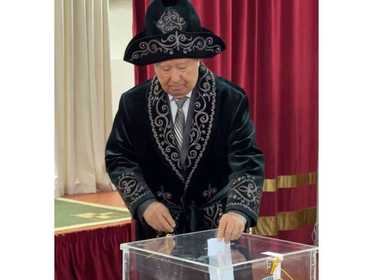 Таразда референдумға бірінші келгендерге сыйлық тарту етілді