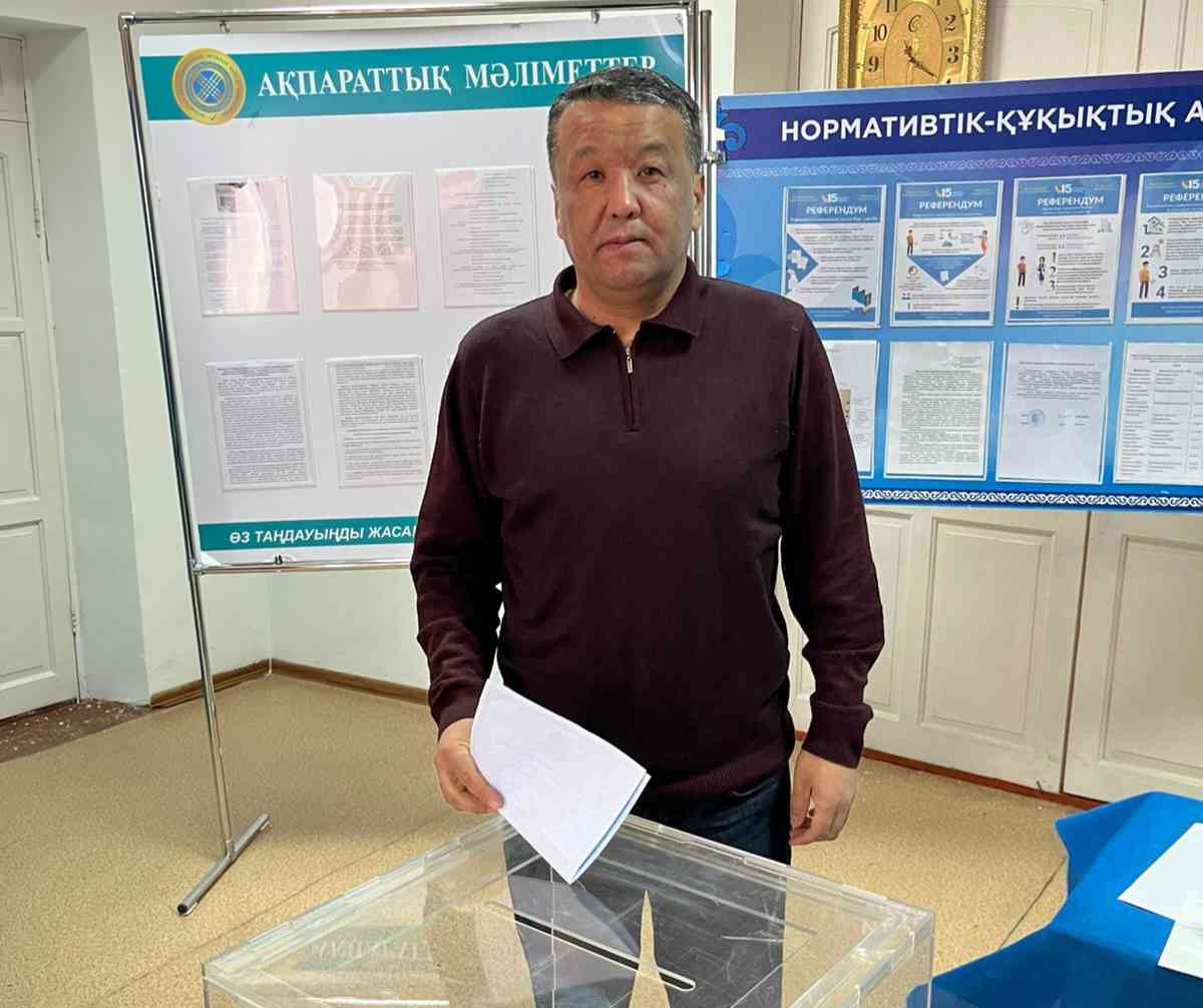 Жамбыл облыстық мәслихат депутаты Оралхан Дәуіт референдумда дауыс берді