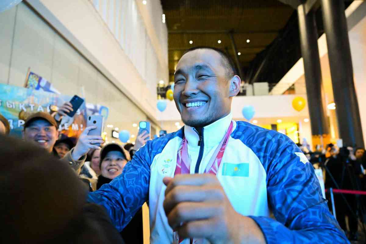 Екі бірдей Паралимпиада медалінің иегері Ербол Хамитов елге оралды