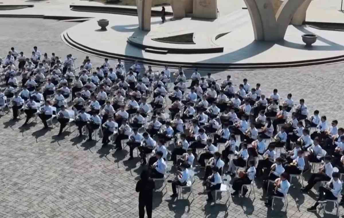 Таразда бір мезетте 600 оқушы күй тартты