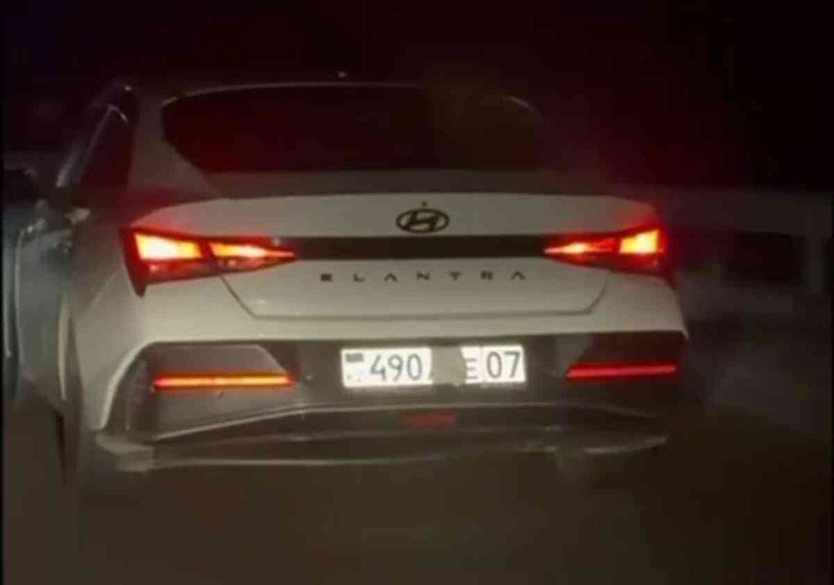 Жамбылда көлігінің мемлекеттік нөмірін қағазбен жапқан жүргізуші ұсталды