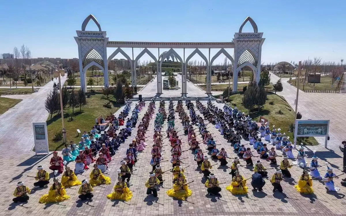 Жарты миллион қазақстандық бір мезгілде көпшілікке танымал күйлерді орындады