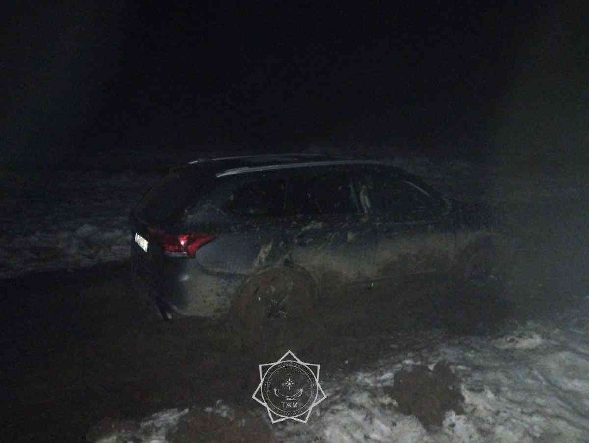 Құтқарушылар лайға батып қалған көліктен 4 адамды эвакуациялады