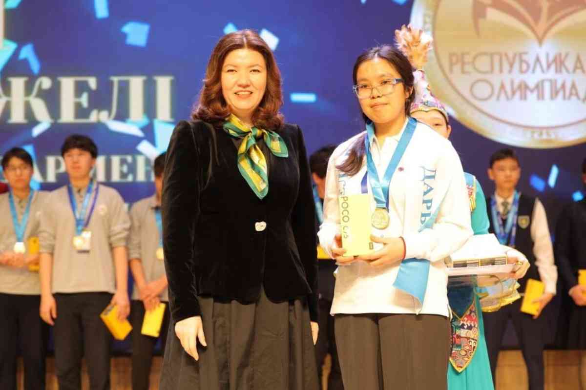 Оқу-ағарту министрі Жұлдыз Сүлейменова республикалық олимпиада жеңімпаздарын марапаттады
