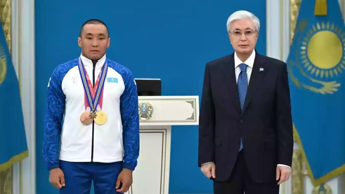 Президент ХІV Қысқы Паралимпиада ойындарының чемпионы Ербол Хамитовты марапаттады