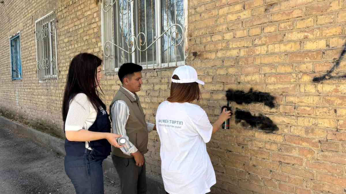 «Заң және тәртіп»: Тараздық жастар граффити жазуларын өшірді