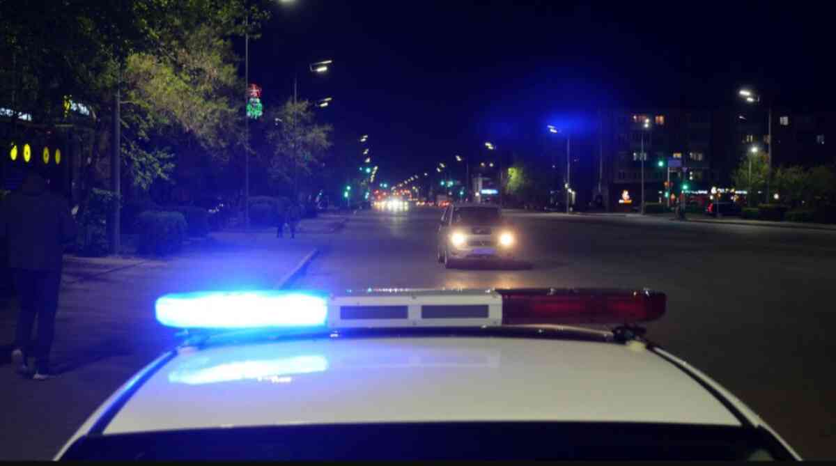 Өмір үшін күрес: полицейлер инсульт алған азаматты шұғыл ауруханаға жеткізді