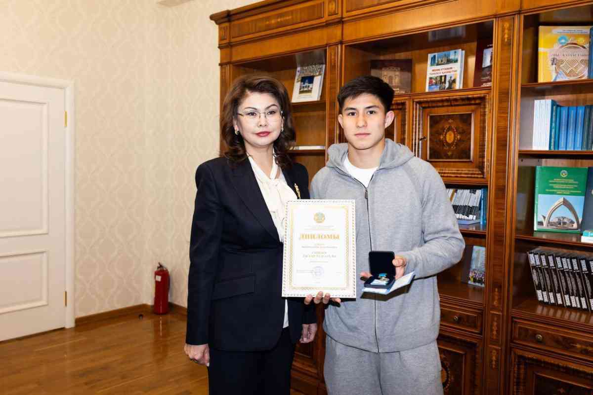 Аида Балаева Дастан Сәтпаевқа "Дарын" сыйлығын табыстады