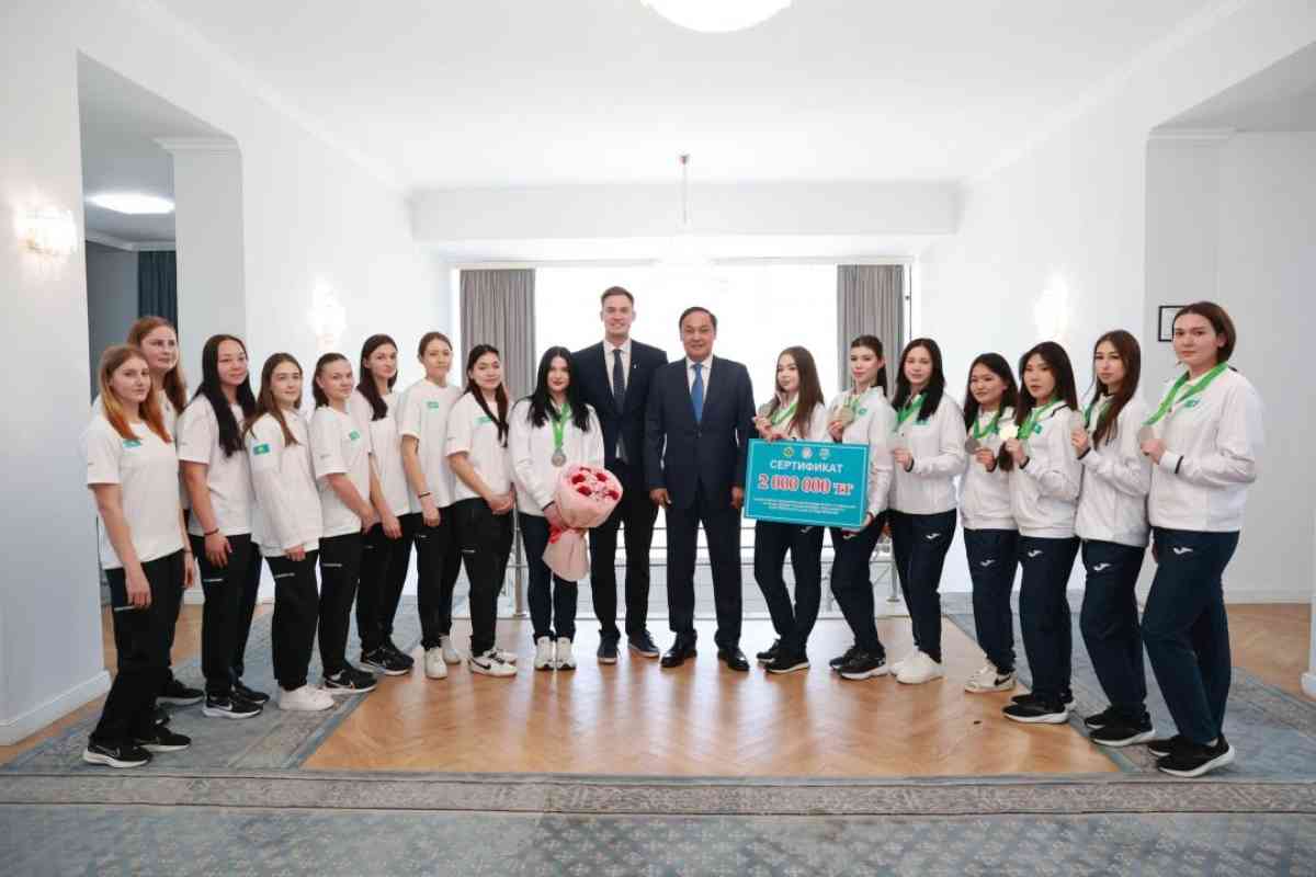 Облыс әкімі жамбылдық су добы спортшыларымен кездесті