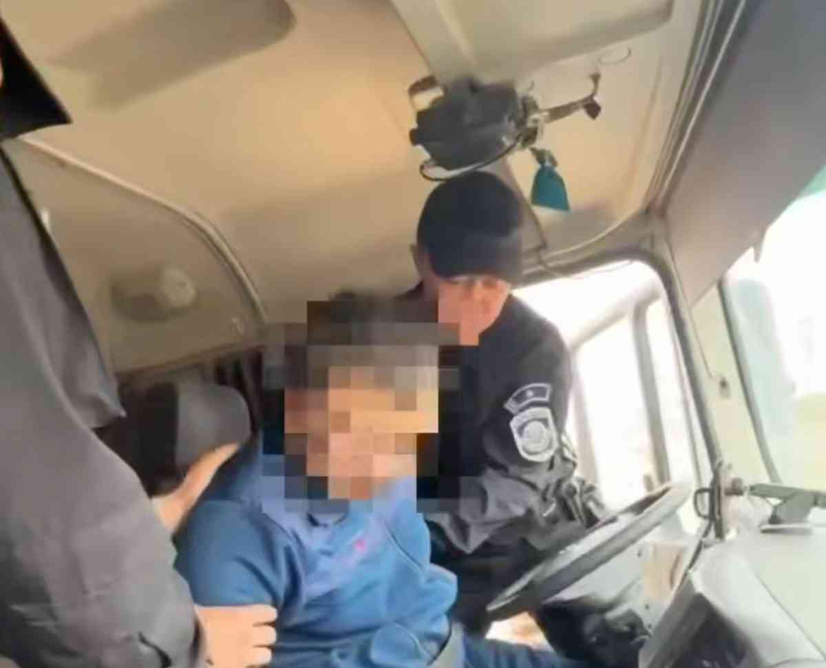 “Жол үстінде есінен танып қалған”: Полиция қызметкерлері жүргізушіні құтқарды