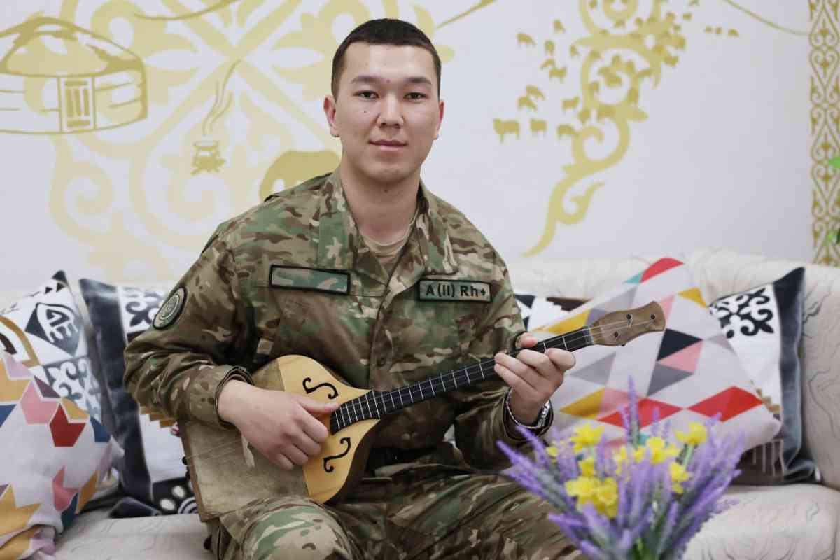 Ұландық тума талант 11 аспаптың құлағында ойнайды