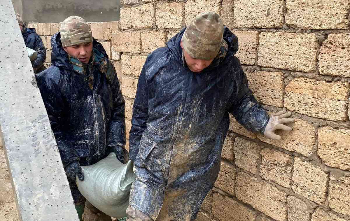 Ұлттық ұлан әскери қызметшілері Жаңаөзенде су басу салдарын жоюға қатысты