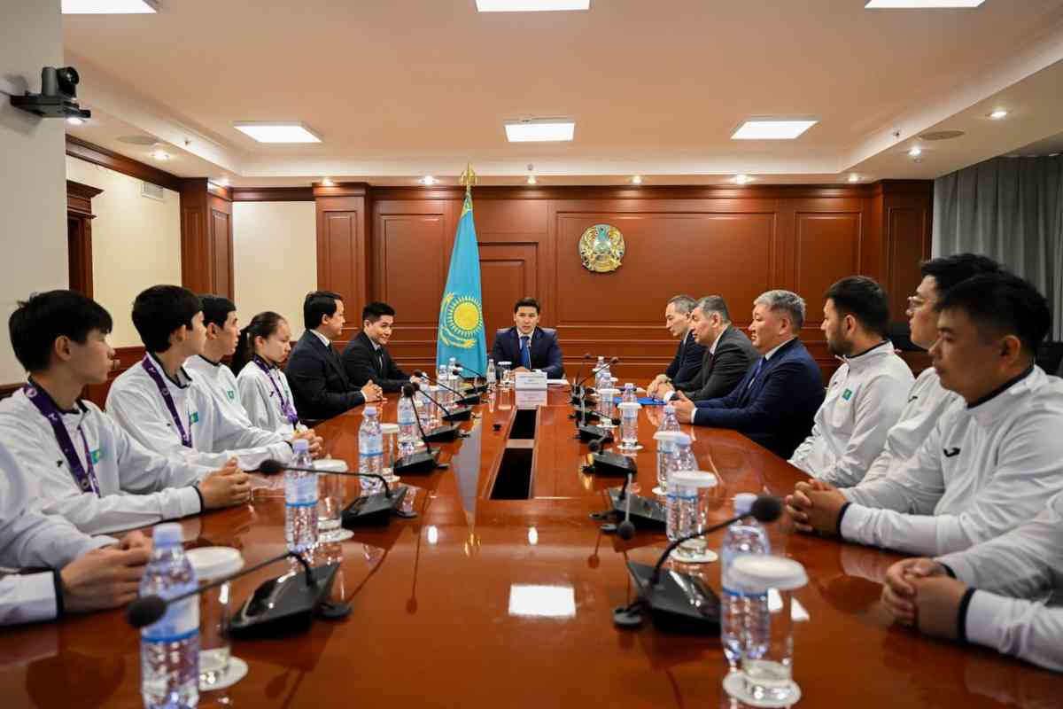 Ербол Мырзабосынов таеквондодан әлем чемпионы атанған Айым Серікбаеваға құрмет көрсетті